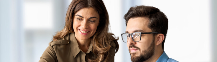 investigadores conversando frente a computadora