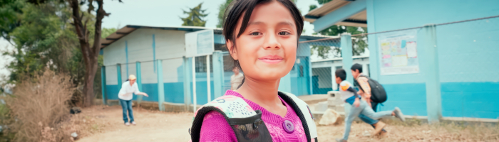 niños en patio escolar